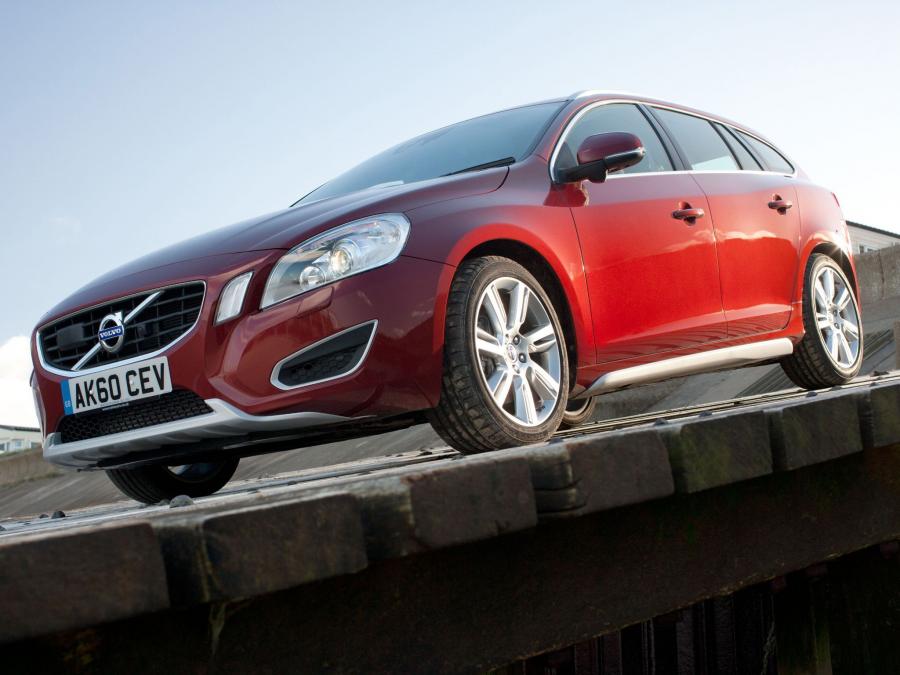  Volvo V60 D3 2010 года  (UK) (фото 4 из 21)